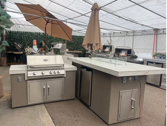 All-in-One Outdoor Kitchen – Combines grilling, cooking, and fire features in a single island design.